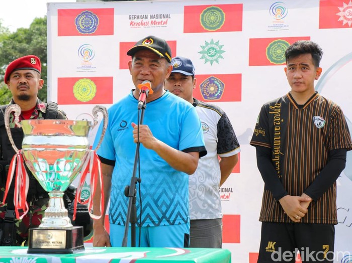 Menko PMK Muhadjir Effendy bersama Wali Kota Solo Gibran Rakabuming Raka di Stadion Sriwedari Solo, Minggu (6/11/2022).