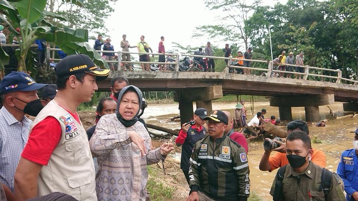Mensos Tri Rismaharini saat meninjau dampak banjir di Kecamatan Munjungan