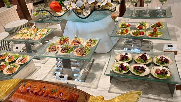 Menu buffet Bella Cucina yang serba lengkap dan segar.