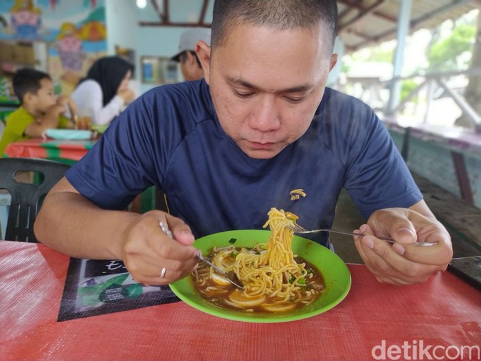 Pengunjung Warung Mak Yah saat menikmati Mie Lendir. (Alamudin Hamapu/detikSumut)