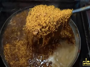 Mie Nyemek Favorit Kahiyang Ayu Ini Laku Ratusan Porsi Setiap Hari