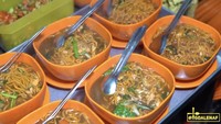 Sajian mie pedas juga bisa ditemui di Solo, Jawa Tengah. Namanya Mie Nyemek Jayengan Pak Tres yang berlokasi di Jalan Yos Sudarso No. 158, Solo. Kreasinya terbuat dari mie telur yang disajikan dengan irisan cabe rawit melimpah seharga Rp 12.000. Foto: YouTube Mgdalenaf