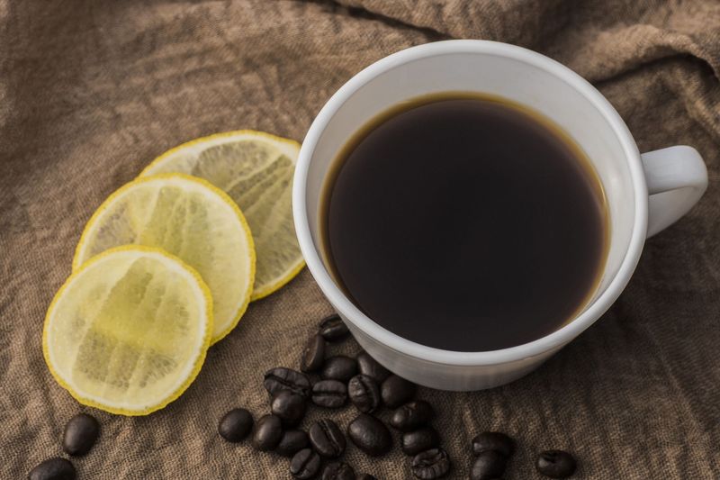 Minum Kopi Pakai Lemon Bikin Kurus? Cek Dulu Faktanya