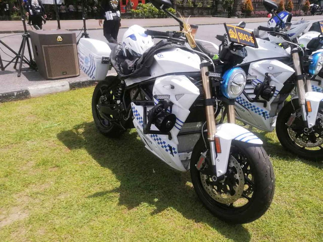 Mobil dan motor listrik yang dipakai oleh polisi demi pengamanan delegasi KTT G20 merupakan hasil pengadaan dari Markas Besar (Mabes) Polri. (Foto: Nuranda Indrajaya)