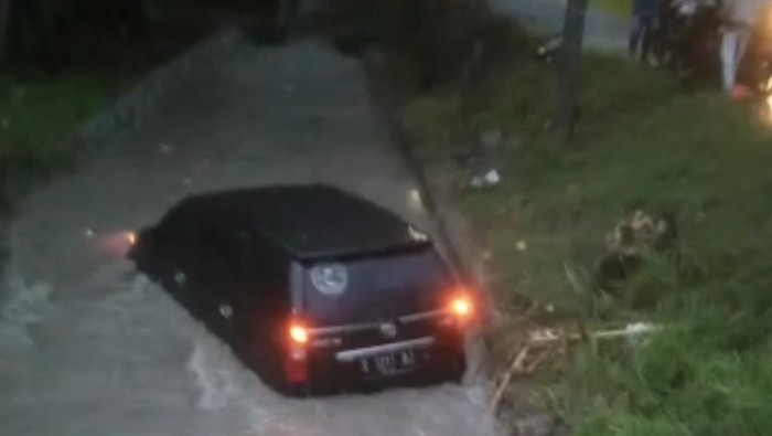 mobil terjun ke sungai irigasi di bojonegoro