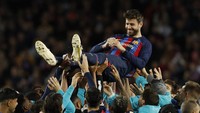 Punggawa Barcelona saat memberikan selebrasi untuk Pique. (Foto: Reuters/Albert Gea)