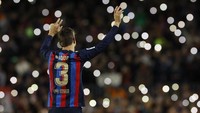 Pique saat menyampaikan salam perpisahan ke fans Barcelona usai laga melawan Almeria di Camp Nou. (Foto: Reuters/Albert Gea)