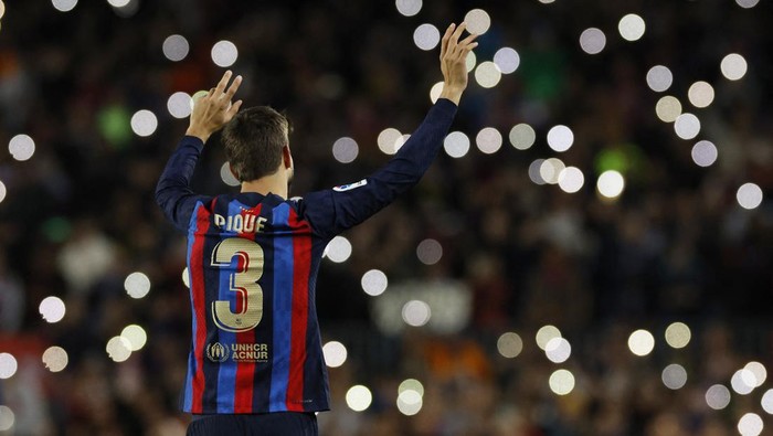 Momen Perpisahan Gerard Pique dengan Barcelona yang Penuh Air Mata Soccer Football - LaLiga - FC Barcelona v Almeria - Camp Nou, Barcelona, Spain - November 5, 2022 FC Barcelona's Gerard Pique waves to fans after playing his last home game for FC Barcelona REUTERS/Albert Gea TPX IMAGES OF THE DAY