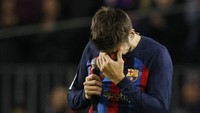 Tangisan Pique pecah saat menyampaikan kata-kata perpisahan di Barcelona (Foto: Reuters/Albert Gea)