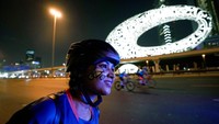 Dua rute tersedia untuk pengendara sepeda, termasuk sirkuit Sheikh Zayed Road sepanjang 12 km. Rute Sheikh Zayed Road sepanjang 12 km berangkat dari Dubai World Trade Centre ke Safa Park dan kembali lagi. Ini termasuk pendakian di atas Jembatan Kanal Dubai sehingga cocok untuk pengendara sepeda yang lebih berpengalaman.