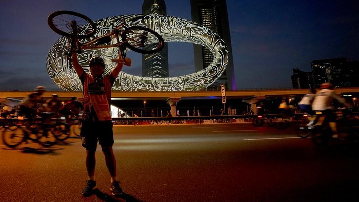 Ribuan warga pengendara sepeda gowes bareng di jalanan Dubai. Mereka berpartisipasi dalam mengikuti acara Dubai Ride.