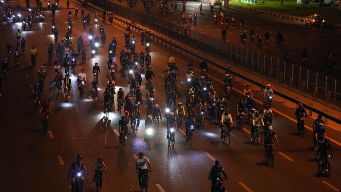 Ribuan warga pengendara sepeda gowes bareng di jalanan Dubai. Mereka berpartisipasi dalam mengikuti acara Dubai Ride.