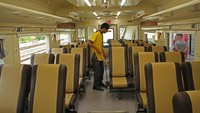 Seorang petugas membersihkan gerbong kereta. Kementerian Perhubungan mulai melakukan uji coba jalur kereta api Makassar-Pare Pare.