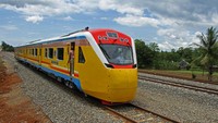 Kereta Api Andalan Celebes melintas di jalur kereta api Makassar-Maros di Kabupaten Pangkep, Sulawesi Selatan, Minggu (6/11/2022). Kereta ini merupakan kereta api pertama di Sulawesi Selatan.