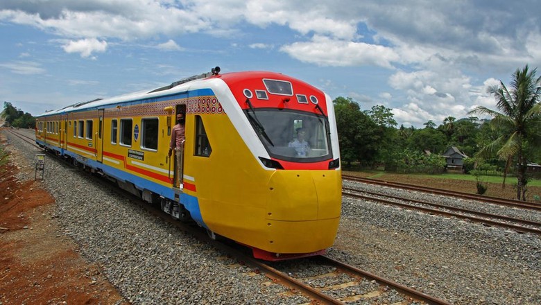Mulai Beroperasi, KA Pertama di Sulsel Ini Uji Coba Secara Gratis Petugas membersihkan gerbong KA Andalan Celebes di Stasiun Mangilu, Kabupaten Pangkep, Sulawesi Selatan, Minggu (6/11/2022). Kementerian Perhubungan mulai melakukan uji coba jalur kereta api Makassar-Pare Pare dengan melayani penumpang dari Stasiun Garongkon di Kabupaten Barru menuju Stasiun Mangilu, Pangkep dan sebaliknya dengan tarif gratis selama pengoperasian terbatas tersebut. ANTARA FOTO/Arnas Padda/foc.
