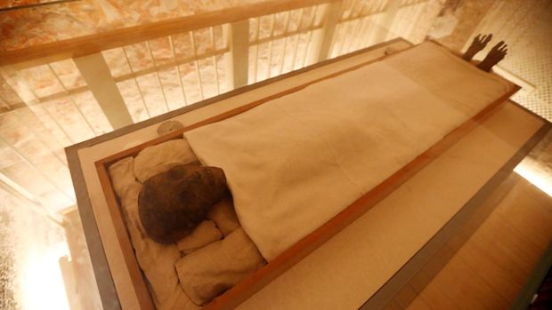 Mumi Raja Tutankhamun terlihat di bilik makamnya di Lembah Para Raja di Luxor, Mesir, Jumat (4/11/2022)/ Mesir merayakan peringatan 100 tahun penemuan makam Tutankhamun nan ditemukan oleh master Mesir asal Inggris, Howard Carter, pada 1922. Raja Tut menjadi firaun Mesir antik paling terkenal di dunia. (Photo by Fareed Kotb/Anadolu Agency via Getty Images)