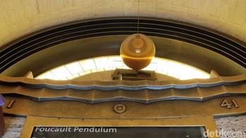 Ini adalah tiruan dari pendulum temuan fisikawan Prancis, Leon Foucault, untuk eksperimen fisika membuktikan adanya rotasi Bumi. Pendulum ini bergerak tanpa henti ditarik kutub magnet Bumi. Foto: Fitraya Ramadhanny/detikcom
