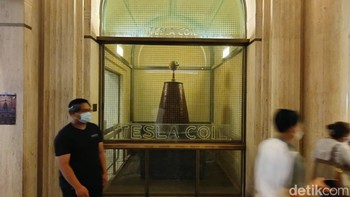 Tesla Coil adalah alat eksperimen fisika untuk menghasilkan listrik jutaan Volt yang setara petir. Sayang, saat itu Tesla Coil sedang tidak digunakan. Foto: Fitraya Ramadhanny/detikcom