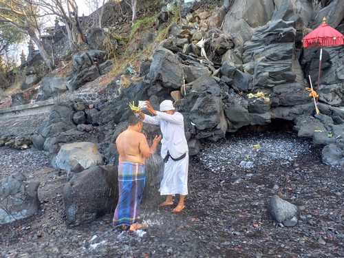 Panca Tirta tempat melukat dan nunas tamba di Pura Ponjok Batu, Desa Pacung, Kecamatan Tejakula, Kabupaten Buleleng, Bali. Foto: Made Wijaya Kusuma