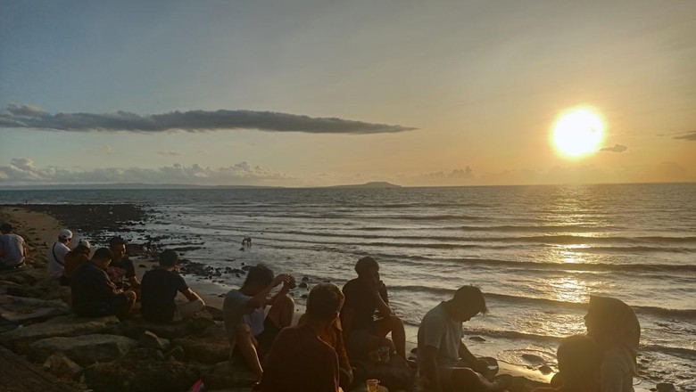 Pantai Baluk Rening menjadi salah satu spot terbaik melihat matahari terbenam atau sunset di Jembrana, Bali. Pantai ini terletak di Desa Baluk, Kecamatan Negara, Jembrana.