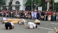 Warga tampak tumplek blek di kawasan Tugu Pahlawan, Surabaya. Pada tahun sebelumnya parade ditiadakan karena pandemi. (Foto: Esti Widiyana/detikJatim)