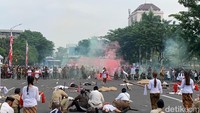 Satu per satu adegan suara tembakan saling bersahutan dari pejuang di Surabaya dengan para sekutu. (Foto: Esti Widiyana/detikJatim)