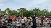 Berbagai kendaraan dan sepeda kuno tak ketinggalan ikut memeriahkan parade (Foto: Esti Widiyana/detikJatim)
