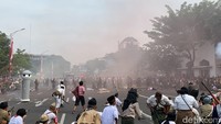 Peserta aksi teatrikal tampak gagah memperagakan satu per satu para pejuang memperebutkan kemerdekaan RI. (Foto: Esti Widiyana/detikJatim)