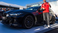 Pecco mengaku, mendapatkan penghargaan sebuah mobil BMW merupakan tujuannya sejak mulai membalap di MotoGP, dan akhirnya Pecco bisa mewujudkan impian tersebut tahun ini! Foto: Dok. BMW