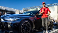BMW M Award merupakan penghargaan bagi pebalap MotoGP yang melakoni kualifikasi terbaik sepanjang musim. Penghargaan yang menghadiahkan rider sebuah mobil mewah BMW itu diadakan saban tahun. Tahun ini, Pecco yang memenangi penghargaan BMW Award untuk pertama kalinya. Foto: Dok. BMW