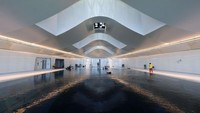 Suasana di atas kolam yang terlihat sangat luas. Deep Dive Dubai ini merupakan kolam renang terdalam di dunia.