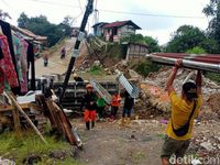 Tanah Bergerak Di Sirampog Brebes Kian Parah, 65 Rumah Rusak-Dibongkar