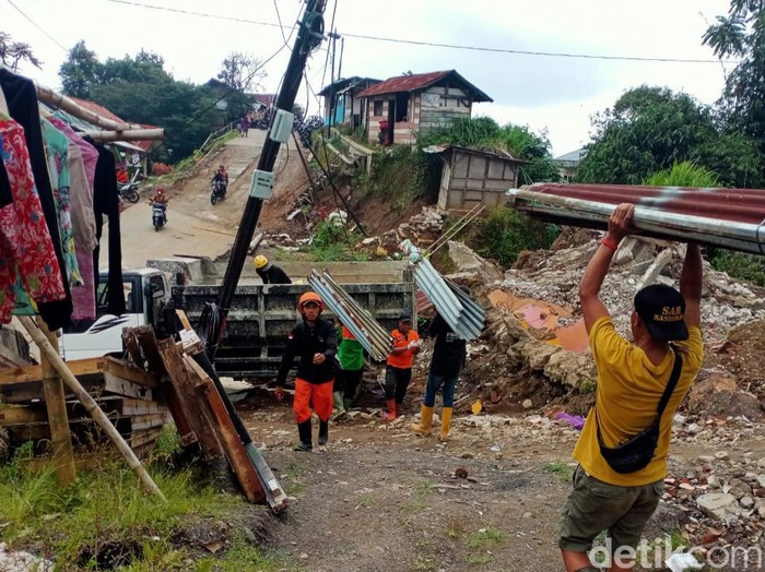 Pembongkaran rumah-rumah warga terdampak bencana tanah bergerak di Desa Sridadi, Sirampog, Brebes, Minggu (6/11/2022).