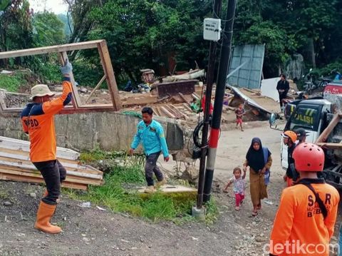 Pembongkaran rumah-rumah warga terdampak bencana tanah bergerak di Desa Sridadi, Sirampog, Brebes, Minggu (6/11/2022).