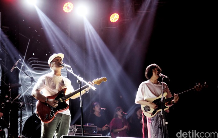 Penampilan Efek Rumah Kaca di Joyland Festival 2022 Grup band Efek Rumah Kaca tampil di Joyland Festival 2022 di Lapangan Softball, kawasan Gelora Bung Karo, Jakarta, Minggu (6/11/2022).