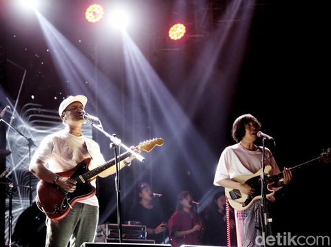 Grup band Efek Rumah Kaca tampil di Joyland Festival 2022 di Lapangan Softball, kawasan Gelora Bung Karo, Jakarta, Minggu (6/11/2022).