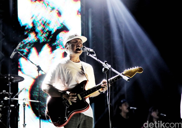 Penampilan Efek Rumah Kaca di Joyland Festival 2022 Grup band Efek Rumah Kaca tampil di Joyland Festival 2022 di Lapangan Softball, kawasan Gelora Bung Karo, Jakarta, Minggu (6/11/2022).
