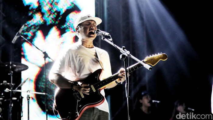 Penampilan Efek Rumah Kaca di Joyland Festival 2022 Grup band Efek Rumah Kaca tampil di Joyland Festival 2022 di Lapangan Softball, kawasan Gelora Bung Karo, Jakarta, Minggu (6/11/2022).