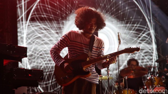 Penampilan Efek Rumah Kaca di Joyland Festival 2022 Grup band Efek Rumah Kaca tampil di Joyland Festival 2022 di Lapangan Softball, kawasan Gelora Bung Karo, Jakarta, Minggu (6/11/2022).