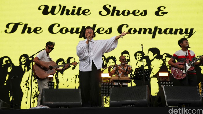 Grup musik White Shoes & The Couples Company membawakan lagu dalam acara Joyland Festival 2022 di Lapangan Softball, kawasan Gelora Bung Karo, Jakarta, Minggu (6/11/2022). Grup musik White Shoes & The Couples Company membawakan sejumlah lagu diantaranya Irama Cinta, Folkor, dan Kisah Dari Selatan Jakarta.