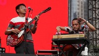 Grup musik White Shoes & The Couples Company membawakan sejumlah lagu diantaranya Irama Cinta, Folkor, dan Kisah Dari Selatan Jakarta.