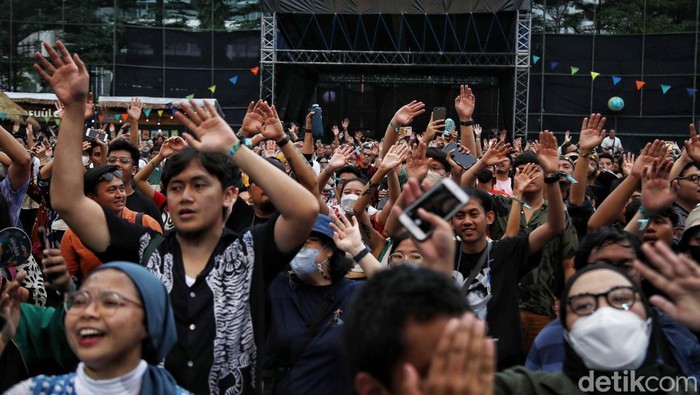 Penampilan White Shoes and The Couples Meriahkan Joyland Festival 2022 Grup musik White Shoes & The Couples Company membawakan lagu dalam acara Joyland Festival 2022 di Lapangan Softball, kawasan Gelora Bung Karo, Jakarta, Minggu (6/11/2022). Grup musik White Shoes & The Couples Company membawakan sejumlah lagu diantaranya Irama Cinta, Folkor, dan Kisah Dari Selatan Jakarta.