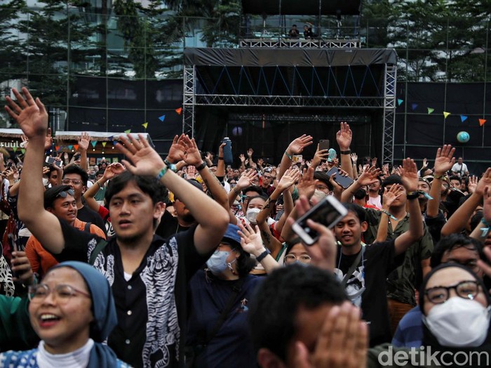 Grup musik White Shoes & The Couples Company membawakan lagu dalam acara Joyland Festival 2022 di Lapangan Softball, kawasan Gelora Bung Karo, Jakarta, Minggu (6/11/2022). Grup musik White Shoes & The Couples Company membawakan sejumlah lagu diantaranya Irama Cinta, Folkor, dan Kisah Dari Selatan Jakarta.