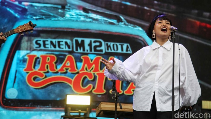 Penampilan White Shoes and The Couples Meriahkan Joyland Festival 2022 Grup musik White Shoes & The Couples Company membawakan lagu dalam acara Joyland Festival 2022 di Lapangan Softball, kawasan Gelora Bung Karo, Jakarta, Minggu (6/11/2022). Grup musik White Shoes & The Couples Company membawakan sejumlah lagu diantaranya Irama Cinta, Folkor, dan Kisah Dari Selatan Jakarta.