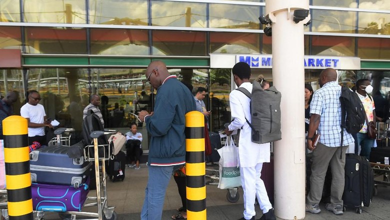Penumpang telantar di Bandara Internaisonal Jomo Kenyatta Nairobi setelah para pilot Kenya Airways mogok.