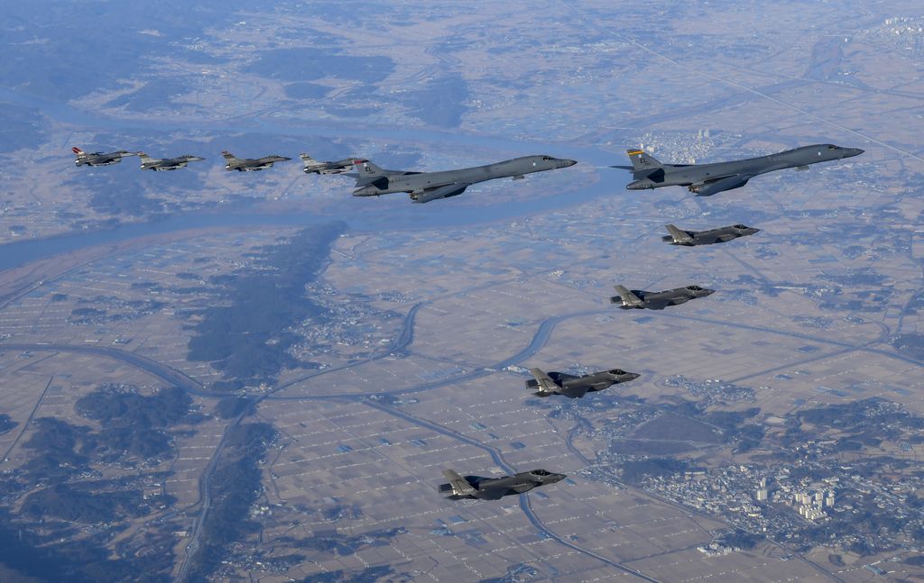 Pesawat pengebom B-1B Angkatan Udara AS Ikut latihan Militer Korea Selatan dengan Amerika Serikat “Vigilant Storm” di Korea Selatan Dua pesawat pengebom B-1B Angkatan Udara AS (tengah atas), empat jet tempur F-35 Angkatan Udara Korea Selatan dan empat jet tempur F-16 Angkatan Udara AS terbang di atas Semenanjung Korea Selatan selama operasi gabungan, latihan udara yang disebut