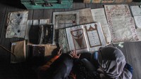 Petugas Badan Riset dan Inovasi Nasional (BRIN) menyortir berbagai naskah dari Belanda untuk Sultan Mangkubumi sebelum dilakukan digitalisasi di Istana Mangkubumi, Pangkalan Bun, Kotawaringin Barat, Kalimantan Tengah, Minggu (6/11/2022).