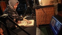Seorang petugas Dreamsea memotret Al Quran peninggalan Sultan Mangkubumi. Hasil yang difoto petugas, langsung terlihat di laptop.