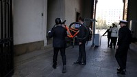 Boric membawa sepeda masuk ke lingkungan Istana Kepresidenan La Moneda di Santiago.