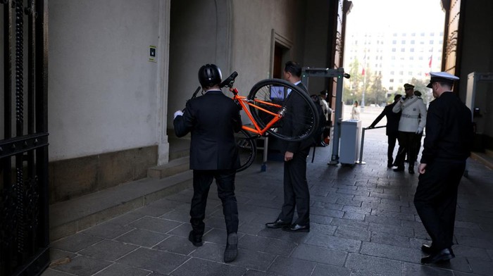 Potret Presiden Chile Gabriel Boric Naik Sepeda ke Kantor Chile's President Gabriel Boric rides a bicycle while arriving to La Moneda Presidential Palace in Santiago, Chile, November 4, 2022. REUTERS/Ivan Alvarado